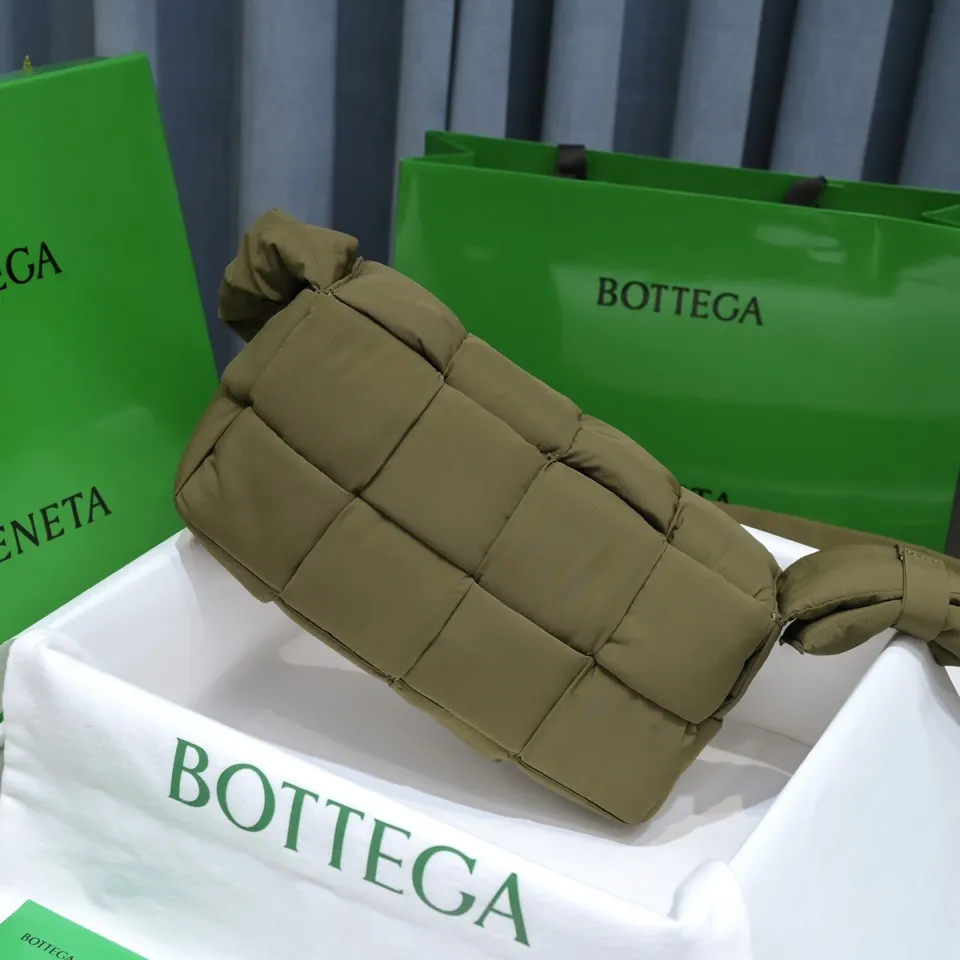 #𝐂𝐀𝐒𝐒𝐄𝐓𝐓𝐄 Nylon tofu tofu bag This Cassette is so cute, its cute appearance does not affect its practicality and the capacity is good! The fabric is low-key and very textured, suitable for daily wear with casual wear. The cross-woven design of the wide cloth is really stunning. The bag has a puffy shape and feels like a piece of tofu. It can be worn on one shoulder, cross-body or as a waist bag. You can also adjust the shoulder strap to the size of the bag under the armpit, so you can have it all! S30x15cm【8951#】real shot